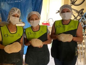 Produção de pães gera renda para compra de cestas básicas em São Paulo
