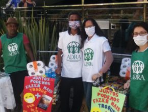 Voluntários trocam 4 mil máscaras e livros por alimentos