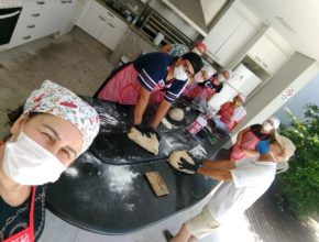 Empresária usa hobby de fazer pães para ajudar famílias carentes na quarentena