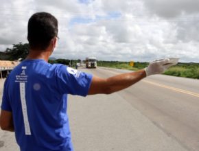 Voluntários doam refeições para caminhoneiros em cidades do norte da Bahia