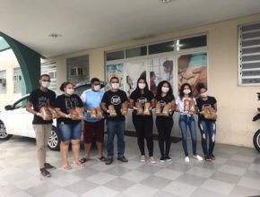 Idosos recebem pães caseiros e cartas escritas por estudantes na Bahia