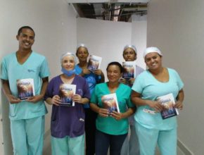 Profissionais de saúde dos hospitais de Montes Claros recebem cartas de alunos da Escola Adventista