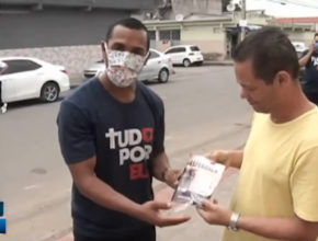 Jovens doam kits de higiene e limpeza à comunidade no Espírito Santo