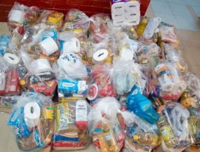 Colportores destinam parte de seus lucros para aquisição de cestas básicas