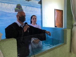 Mulher é batizada após receber estudo bíblico via WhatsApp