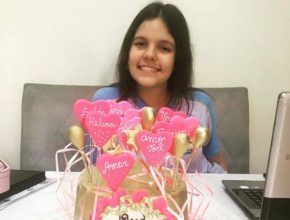 Aluna celebra aniversário de 15 anos durante aula on-line com os amigos