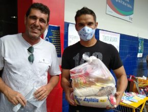 Jovens trocam máscaras por alimentos em Divinópolis (MG)