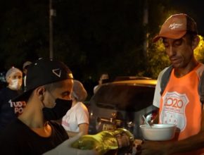 'Jantar do Bem' distribui marmitas para moradores de rua em Campo Grande