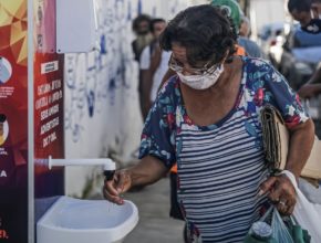 Agência humanitária adventista instala pias portáteis em Recife
