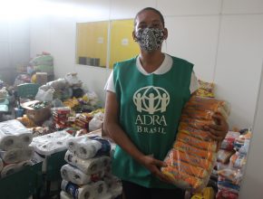 Casa de Lió recebe doação de meia tonelada de alimentos e distribui para seus alunos