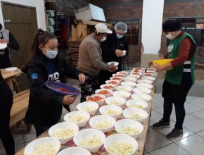 Jovens catarinenses distribuem marmitas durante pandemia