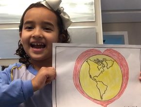 Crianças gravam vídeos com mensagens de paz e amor para o planeta