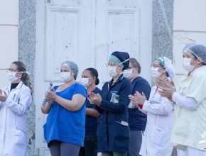 Adolescentes de Pelotas fazem homenagem a profissionais da saúde