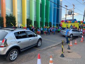 Escolas adventistas promovem drive thru para amenizar saudade de alunos e professores