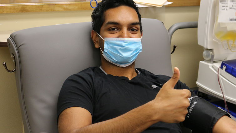 O plasma cheio de anticorpos doados por Rohith Mohan pode potencialmente fornecer tratamento para até quatro pacientes atualmente lutando contra o Covid-19. (Foto: Escola de Saúde da Universidade de Loma Linda)