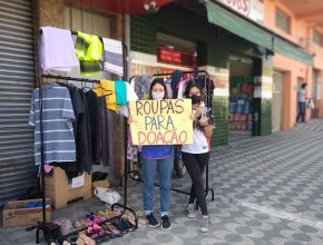 Jovens fazem varal solidário com doação de roupas e sapatos