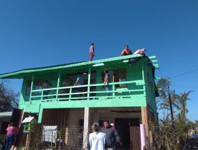 Adventistas ajudam famílias que tiveram casas afetadas por ciclone bomba