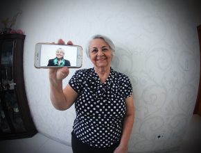 Avó de 71 anos cria canal na internet para entreter idosos