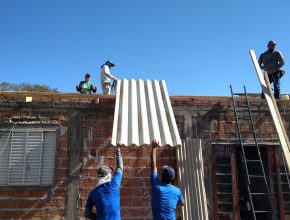 Voluntários de Londrina fazem telhado em casa de família carente