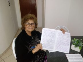 Aos 79 anos, senhora copia Bíblia à mão