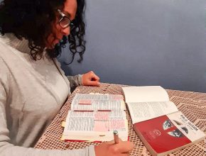 Mulher busca igreja depois de estudar a Bíblia sozinha por nove anos