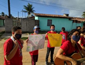 Adolescentes homenageiam idosos no sul da Bahia
