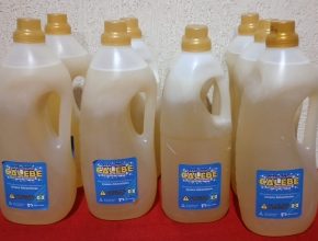 Calebes entregam mais de 100 litros de sabão ecológico para famílias carentes
