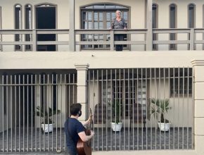 Profissionais de saúde são surpreendidos com serenata em frente às suas casas em SC