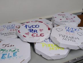Jovens distribuem pizzas para amigos afastados em Ponta Grossa