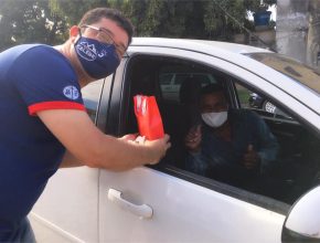 Voluntários organizam 'drive-thru' e entregam lembranças aos pais