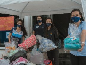 Alunos de Vitória doam cobertores em 'drive-thru'