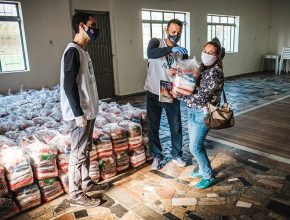 Voluntários doam mais de 200 cestas básicas para pescadores artesanais