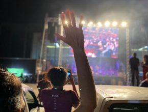 Drive-in solidário reúne centenas de carros na Arena da Juventude, no Rio de Janeiro