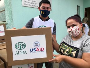Consulado dos EUA faz parceria com adventistas e entrega kits de higiene no RS