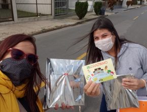 Famílias são surpreendidas com presentes no Dia do Vizinho