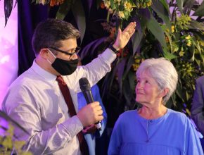 Mulher é rebatizada após 50 anos afastada da Igreja Adventista
