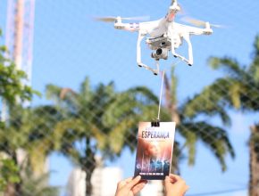 Drone entrega livros para turistas e moradores na orla de Fortaleza