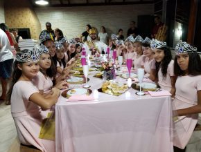 Meninas têm dia de princesa promovido por Clube de Desbravadores