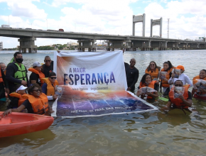 De moto a caiaque: voluntários na Bahia usam criatividade para entregar livros missionários