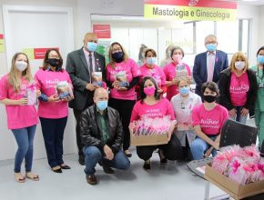 Grupo de mulheres doa mais de 250 lenços a pacientes com câncer