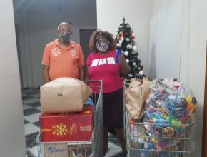 Moradora faz campanha de Natal em condomínio para ajudar casal