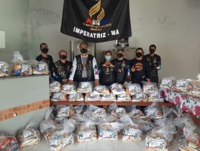 Motociclistas adventistas distribuem alimentos em campanha de natal
