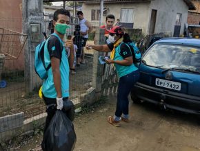 Jovens fazem campanha contra a dengue em Palhoça