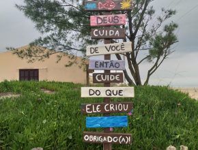 Calebes limpam praia e produzem placas em Balneário Arroio do Silva