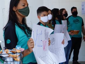 ENEM: Jovens voluntários distribuem álcool em gel, comida e caneta para candidatos antes da prova