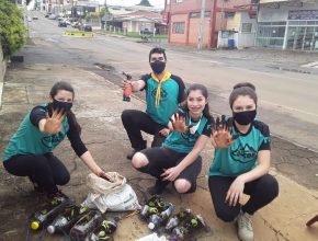 Jovens entregam cestas básicas e mudas de árvores frutíferas