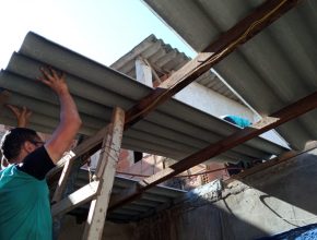 Calebes reformam telhado de idosa no Rio