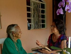 Aos 100 anos, mulher afirma ter a Bíblia como companheira inseparável