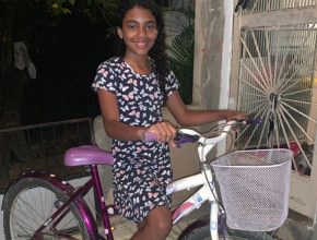 Menina que pedalava 40 min para ir à igreja é batizada