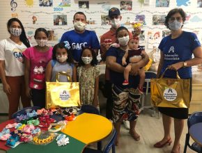 Projeto Laços de Amor da Escola Adventista doa laços e bonés para crianças com câncer
